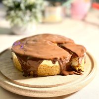 Pistachio chocolate cheesecake from the best bakery in Surat, Moonbeam Bakes – rich, creamy, and freshly crafted for every sweet craving.