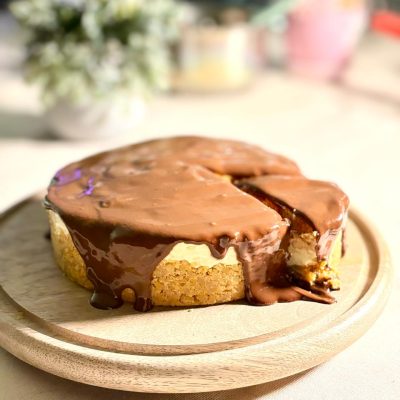 Pistachio chocolate cheesecake from the best bakery in Surat, Moonbeam Bakes – rich, creamy, and freshly crafted for every sweet craving.